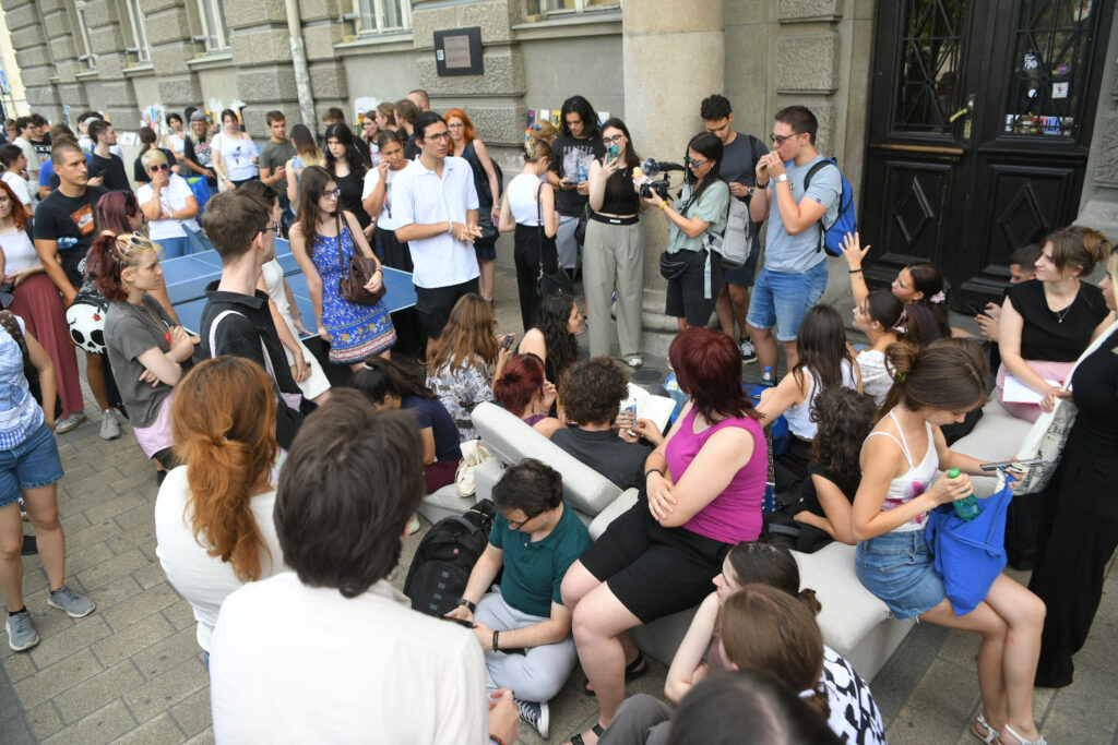UPRAVA FAKULTETA TRAŽILA DA SE UDALJE IZ ZGRADE: Protest ispred Filološkog fakulteta