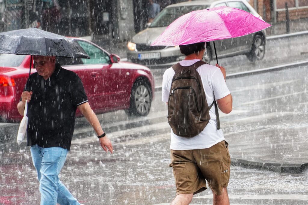 KIŠA, PLJUSKOVI I GRMLJAVINA: U pojedinim delovima zemlje stiže nevreme