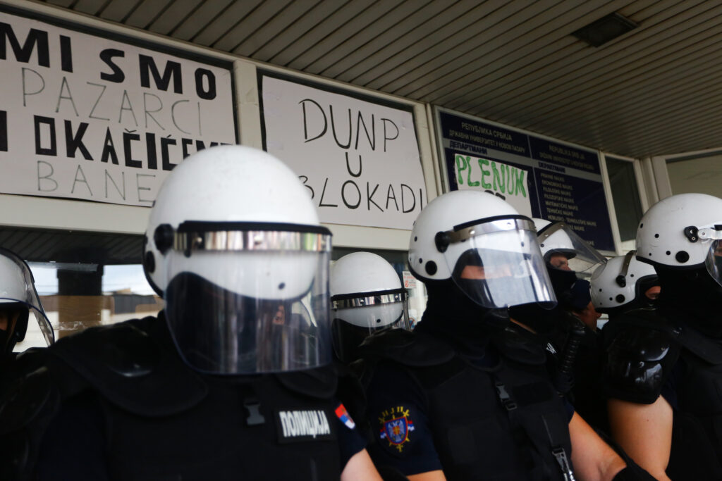 NAPETO U NOVOM PAZARU: Letele flaše na policiju, više povređenih