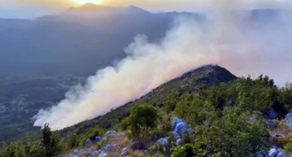 VATRA JE NEUMOLJIVA: Požar u selu Trebijovi kod Trebinja ne prestaje, vatrogasci i dalje na terenu