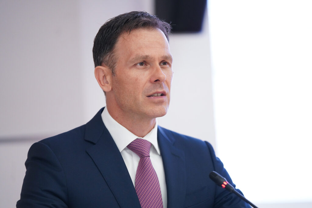 DARKO JE VELIKI BORAC, ŽELIM MU PUNO SNAGE: Ministar Mali podržao Glišića