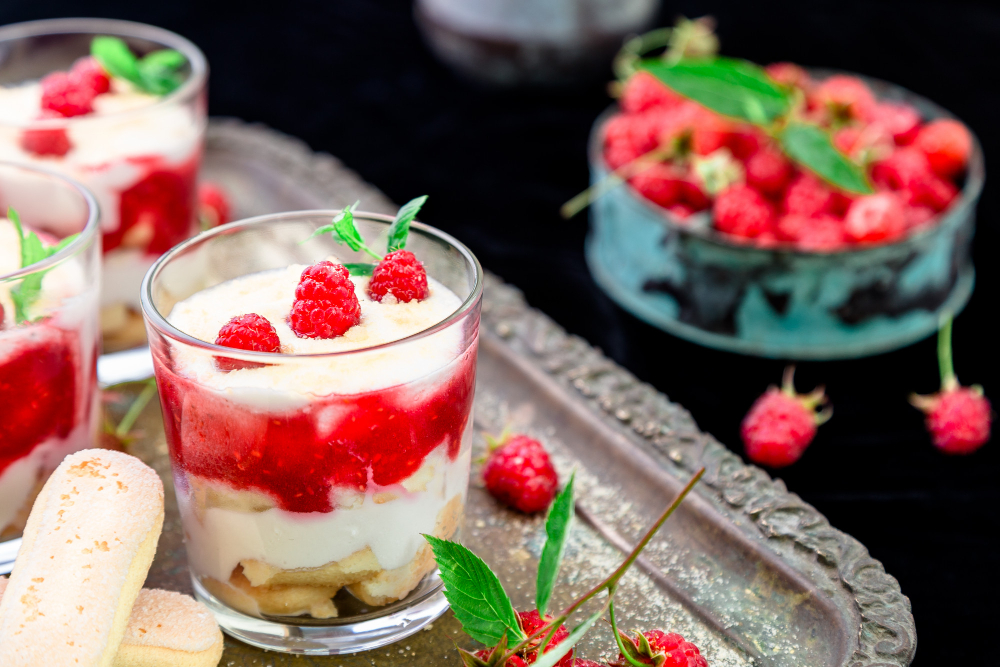 VOĆNA VERZIJA: Tiramisu sa malinama – lagana letnja poslastica koja osvaja na prvi zalogaj
