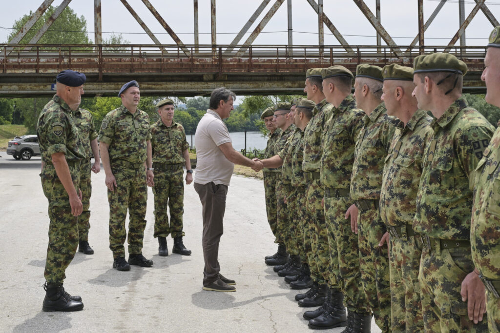 VOJSKA ĆE UVEK PRUŽITI POMOĆ GRAĐANIMA: Ministar Bratislav Gašić obišao posadu pontonskog mosta kod Svilajnca