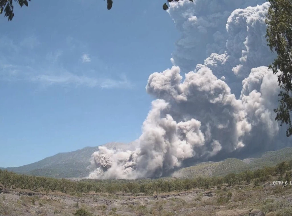 ODLOŽENI LETOVI: Erupcija vulkana u Indoneziji zatvorila aerodrome