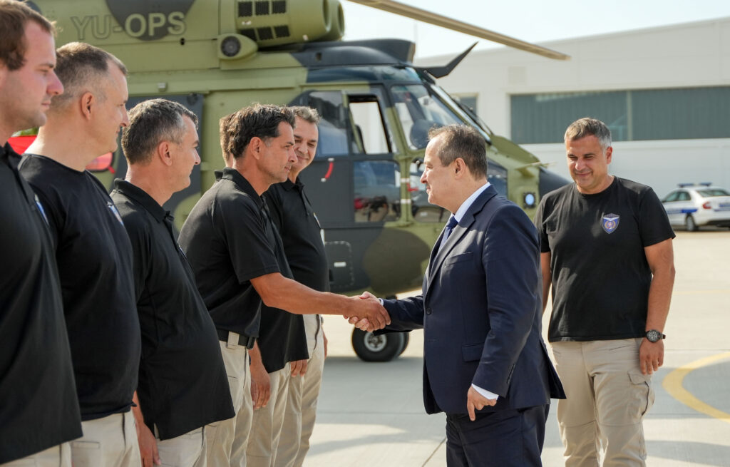 SRPSKI PILOTI POMAGALI CRNOJ GORI U GAŠENJU POŽARA: Dačić dočekao helikoptersku jedinicu MUP-a (FOTO)