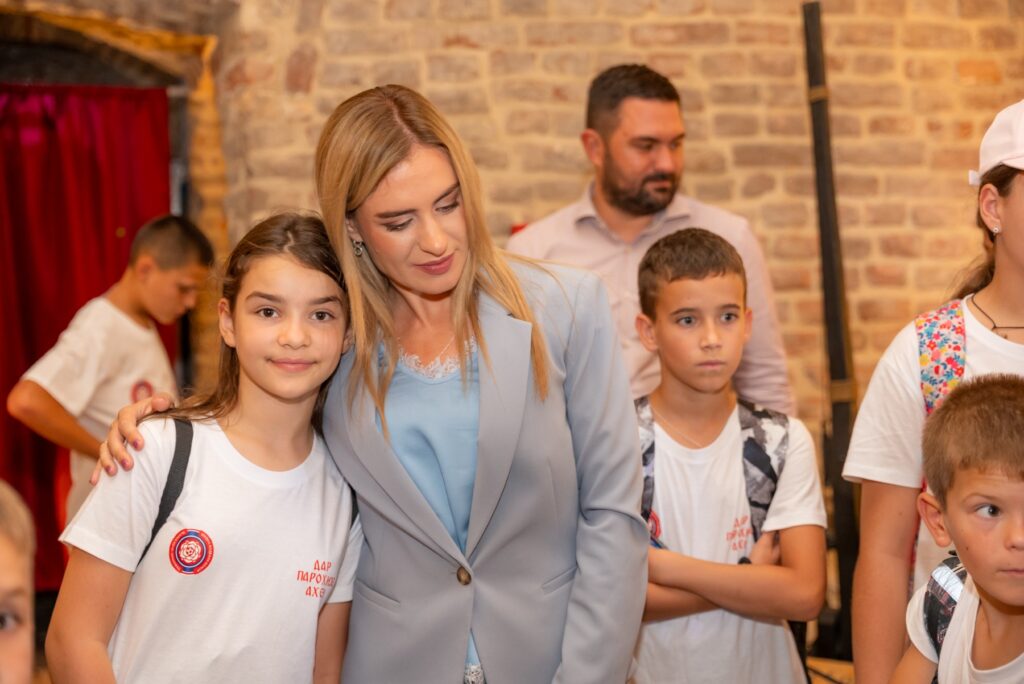DECA SA KOSOVA I METOHIJE POSETILA BEOGRAD: Đurđević Stamenkovski poručila da su osmesi najveća pobeda Srbije (FOTO)