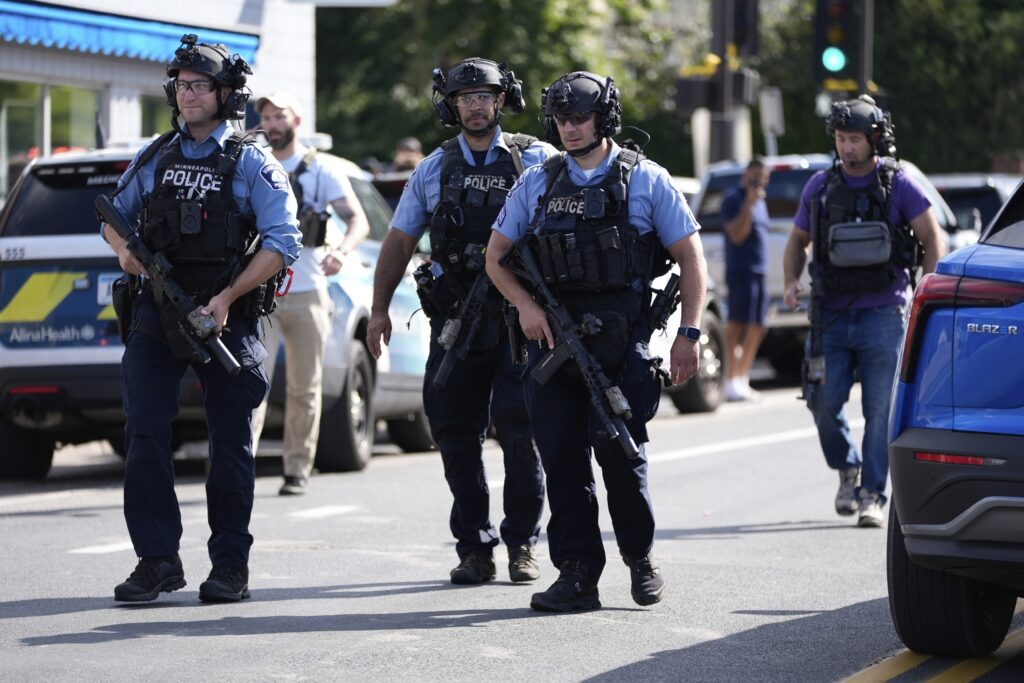 PUCNJAVA SE POSMATRA KAO ČIN DOMAĆEG TERORIZMA: FBI istražuje detalje stravičnog ubistva u školi u Americi