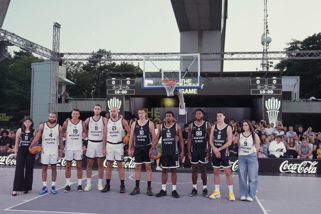 CRNO BELI SPREMNI ZA NOVU SEZONU: Partizan promovisao nove dresove i tim (FOTO)