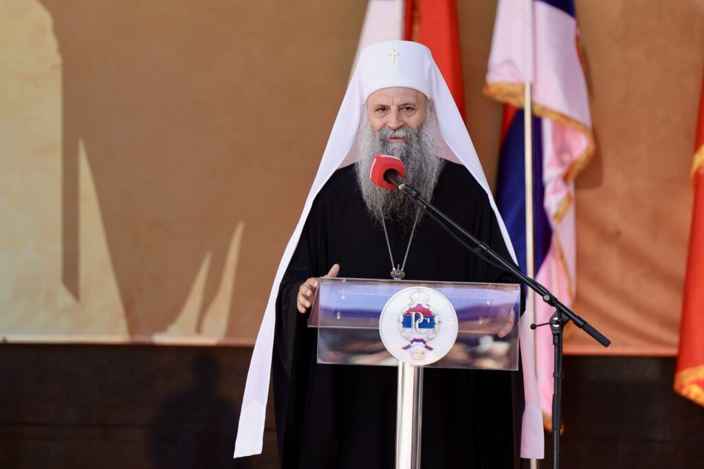 NAŠ BLIŽNJI NAM NIJE SUPARNIK: Patrijarh Porfirije služio liturgiju u crkvi Svetog Stefana Dečanskog u Železniku