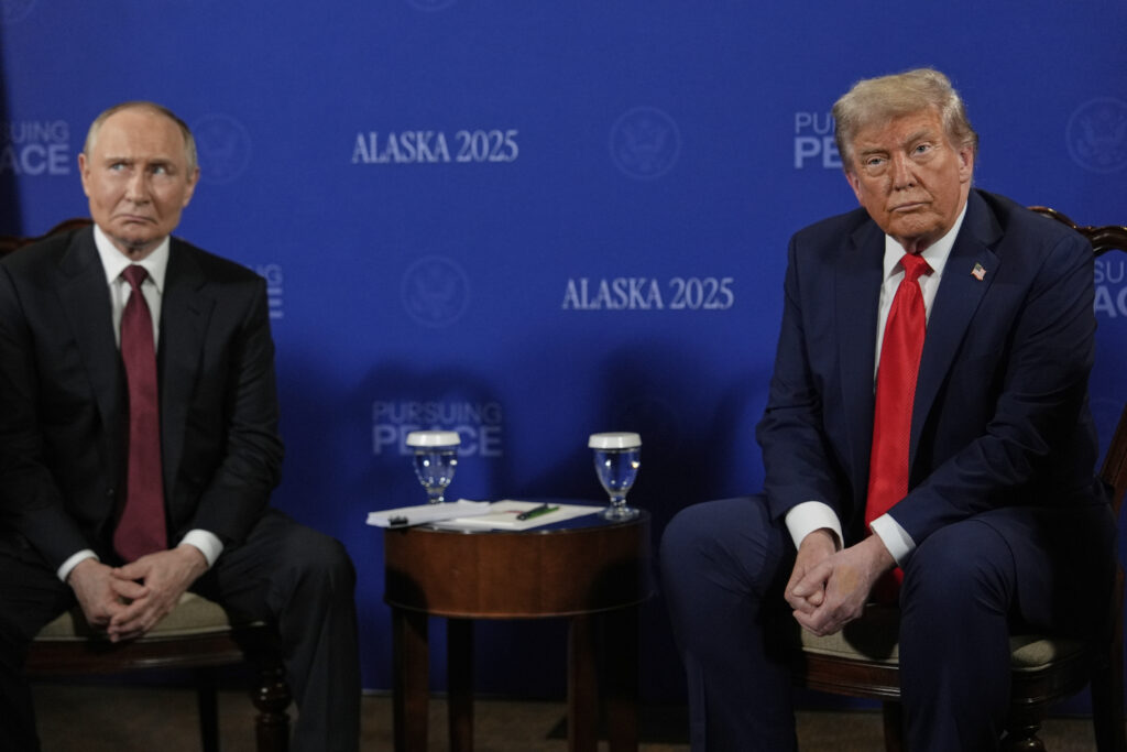 TRAMP APLAUDIRAO, PUTIN POKAZAO OBA PALCA: Detalji susreta Trampa i Putina