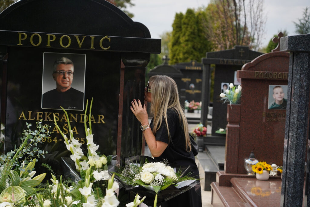 PORODICA I KOLEGE U SUZAMA: Šest meseci od kada nas je napustio Saša Popović