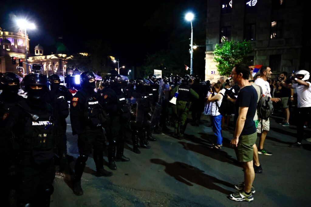 PROTESTI ŠIROM ZEMLJE: Sukobi policije i građana na ulicama više gradova