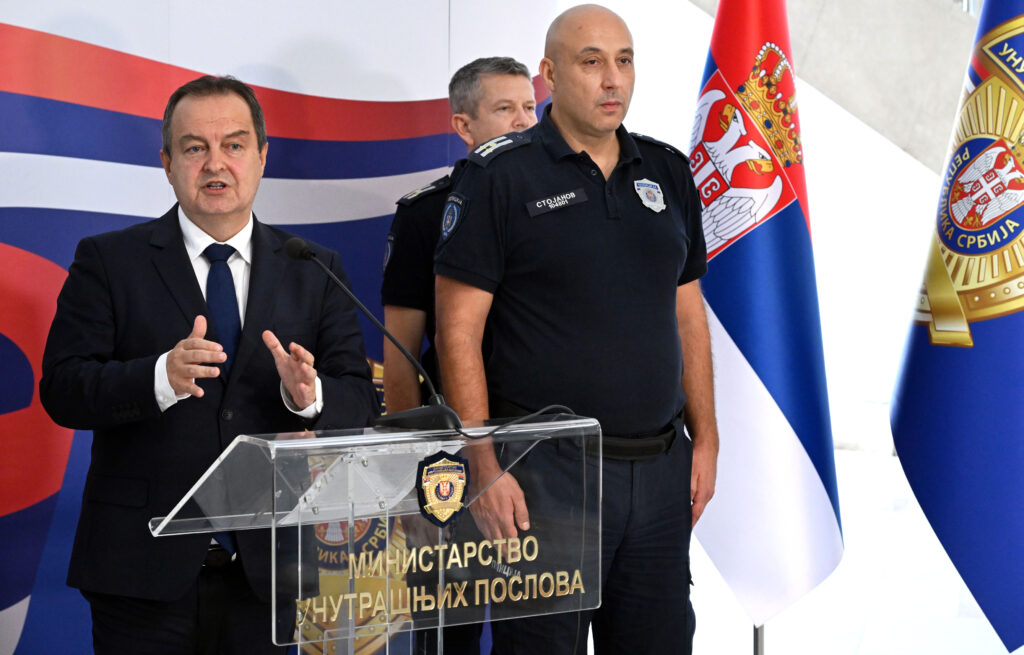 NAPAD NA POLICIJU U NOVOM SADU: Dvojica osumnjičenih privedena posle incidenta ispred Filozofskog fakulteta