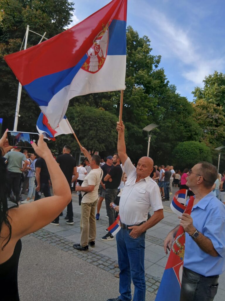 MIRNI SKUPOVI ŠIROM SRBIJE: Građani žele mir, rad i školovanje (FOTO)