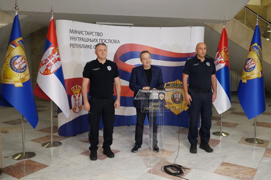 SKUPOVI GRAĐANA PROTEKLI MIRNO: Dačić rekao da je večeras bilo 33.000 ljudi u 49 mesta Srbije