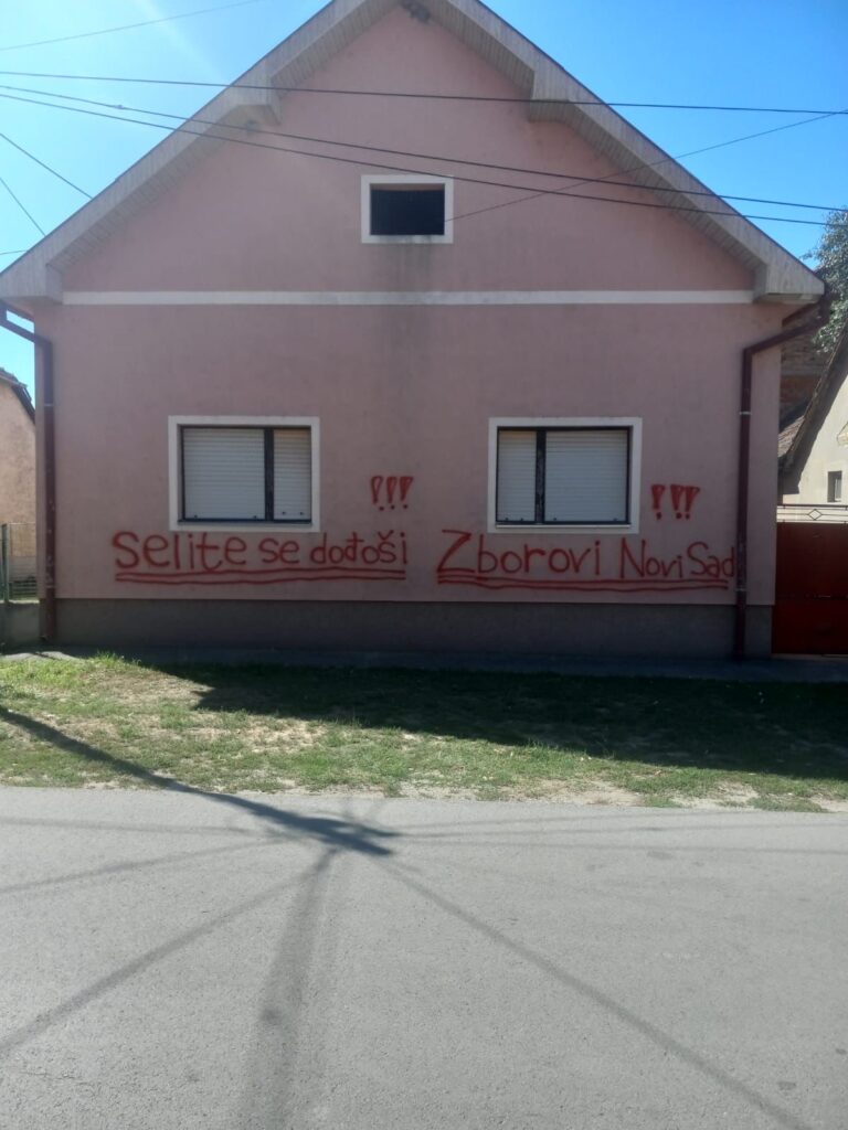 STRAŠNI I JEZIVI PRIZORI, NASILJE NIJE PUT KA VLASTI: Vučić o natpisima na porodičnoj kući Vladimira Balaća