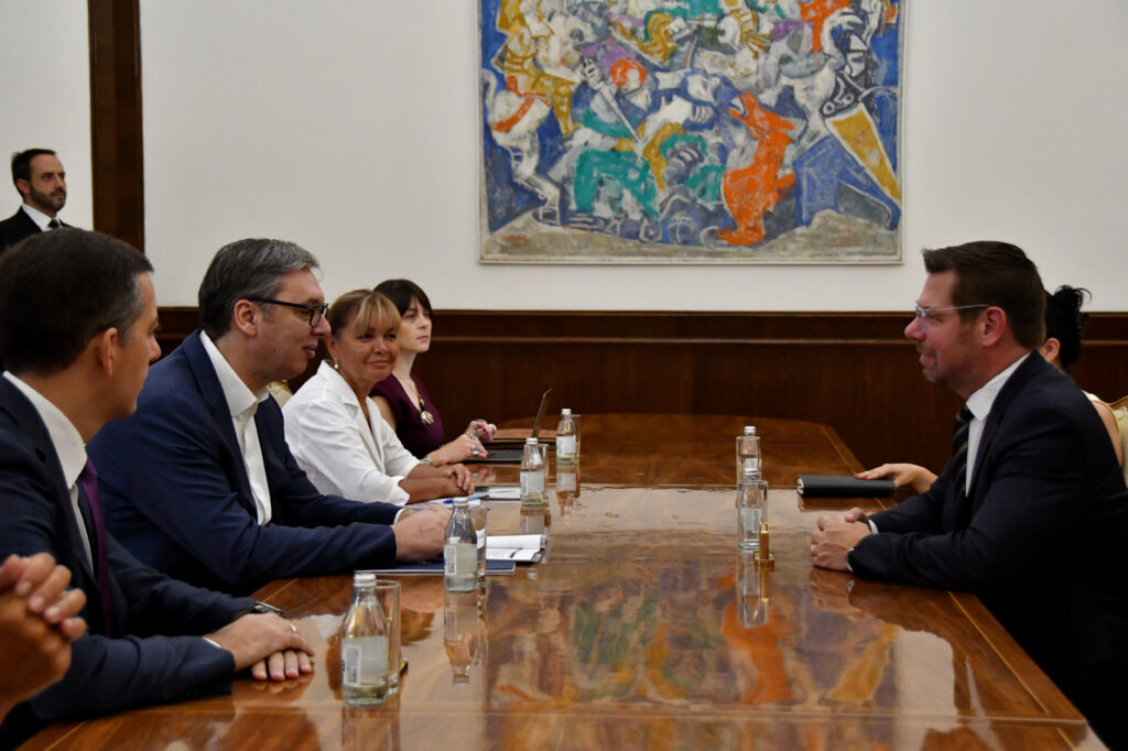 SRBIJA ŽELI POZITIVNU AGENDU I JAČU SARADNJU SA SAD: Vučić razgovarao sa kongresmenom Svolvelom (FOTO)