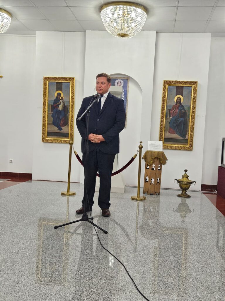 SRPSKI JEZIK I ĆIRILICA SU TRAJNA NIT IDENTITETA I LJUBAVI PREMA NASLEĐU: Susreti naših gimnazijalaca u manastiru Mileševa