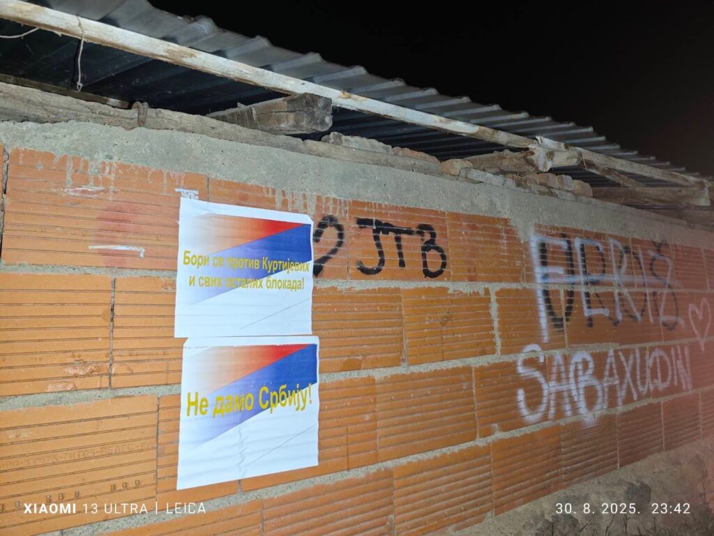 CEPALI PLAKATE SA NATPISIMA PROTIV BLOKATA: Tzv. Kosovska policija reagovala
