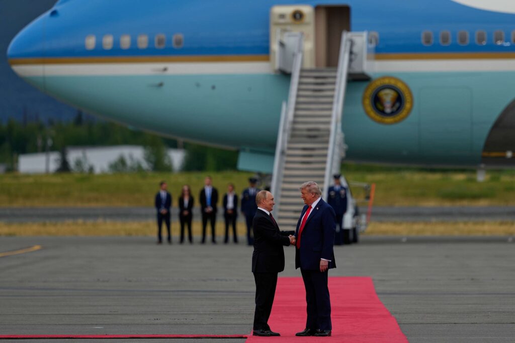 IZAŠLI IZ AVIONA I RUKOVALI SE: Susret Putina i Trampa