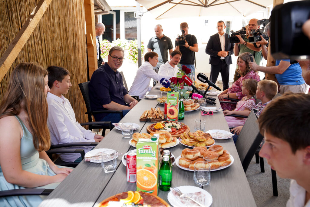 BESPLATAN OGREV: Vučić posetio jedanaestočlanu porodicu u Rakovici