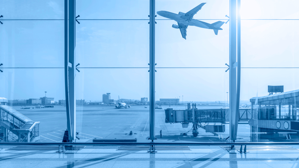 DIM KULJA NA SVE STRANE: Veliki požar u blizini aerodorma