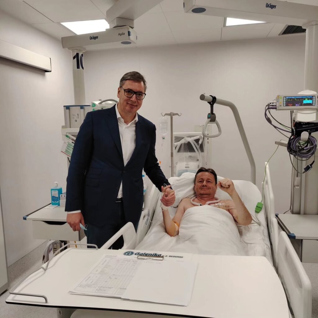 DARKO NESALOMIVI: Vučić posetio Glišića u bolnici, objavio fotografiju sa ministrom