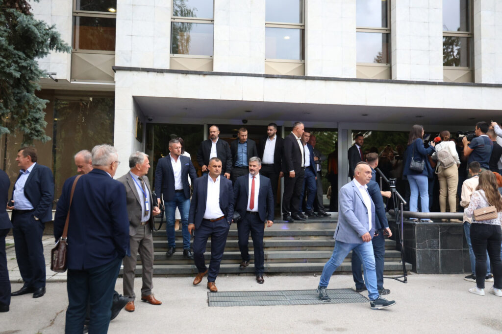 POSLANICI HITNO EVAKUISANI: Dojava o bombi u Narodnoj skupštini Republike Srpske