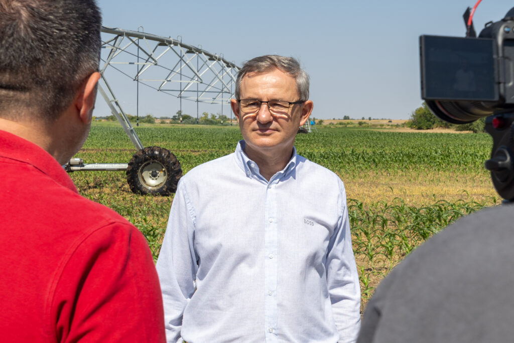 SAVREMENI SISTEMI ZA NAVODNJAVANJE GARANT STABILNE PROIZVODNJE HRANE: Ministar Dragan Glamočić u Malom Iđošu