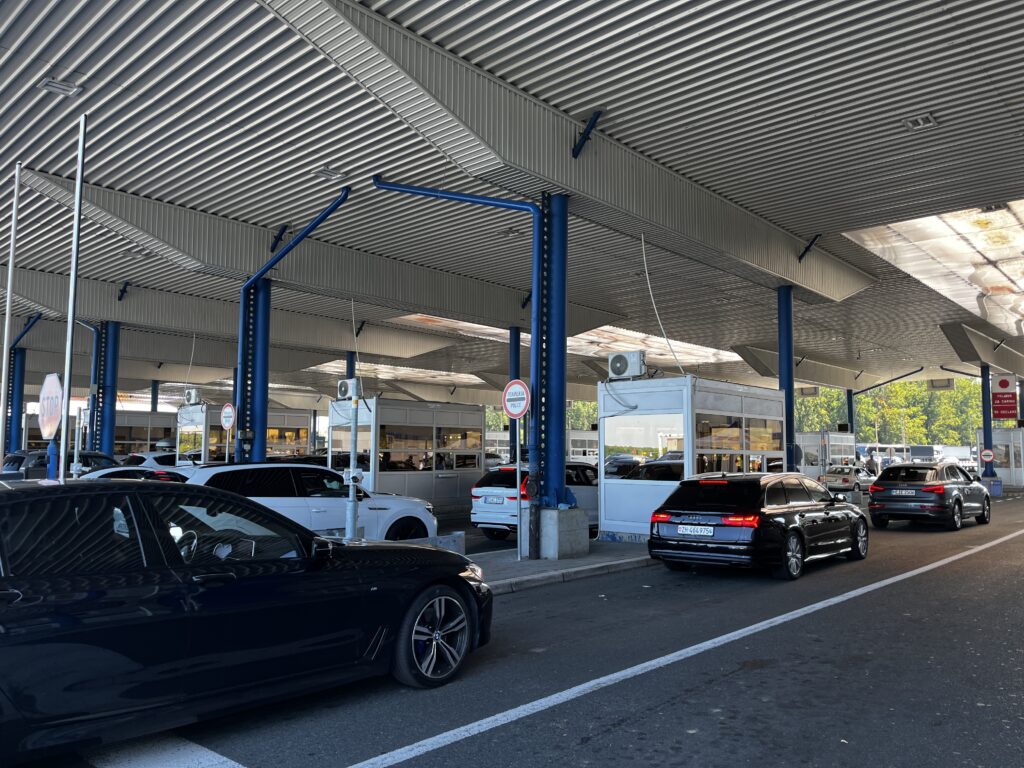 GUŽVE NA PUTEVIMA I GRANICAMA: Čekanja do pet sati na prelazima, AMSS savetuje pauze
