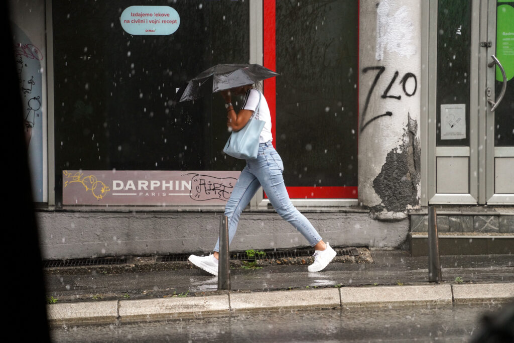 OLUJNI UDARI I PLJUSKOVI: U Srbiji danas nestabilno sa kišom