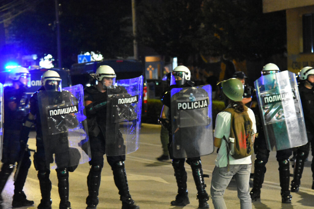 POLICIJA RASPOREĐENA SVUDA: Protesti zakazani u Beogradu i Novom Sadu