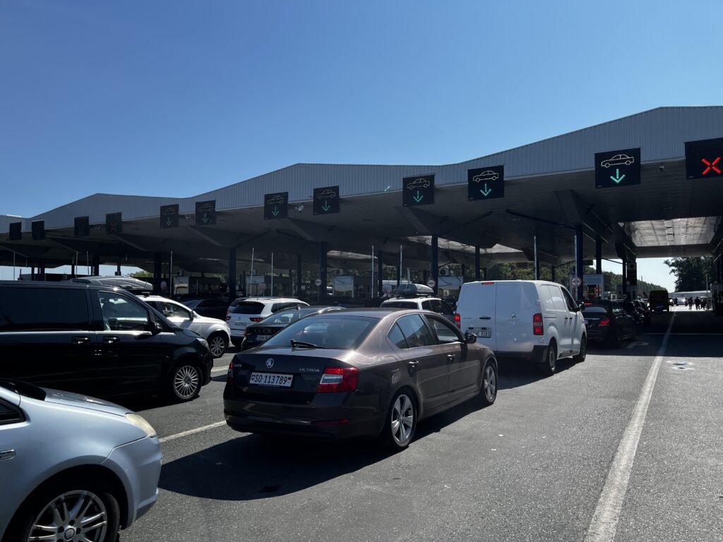 ZA PUTNIČKA VOZILA NEMA ZADRŽAVANJA: Na graničnim prelazima danas bez većih gužvi