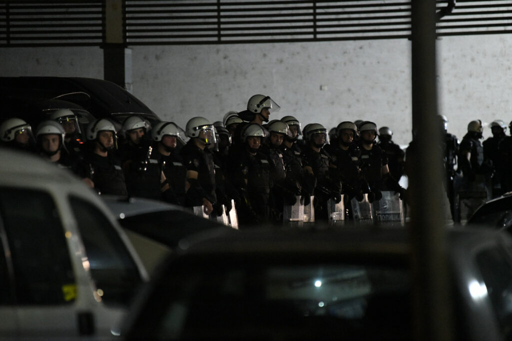DEMOLIRANE PROSTORIJE SKUPŠTINE: U Valjevu sukobi demonstranata i policije
