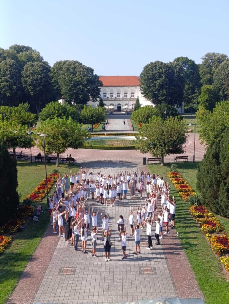 DECA IZ DIJASPORE UČILA O JEZIKU I TRADICIJI: Projekat Ministarstva prosvete okupio u Tršiću učenike iz devet zemalja