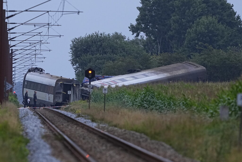TRAGEDIJA U DANSKOJ: Putnički voz udario u cisternu i iskliznuo iz šina, poginula jedna osoba