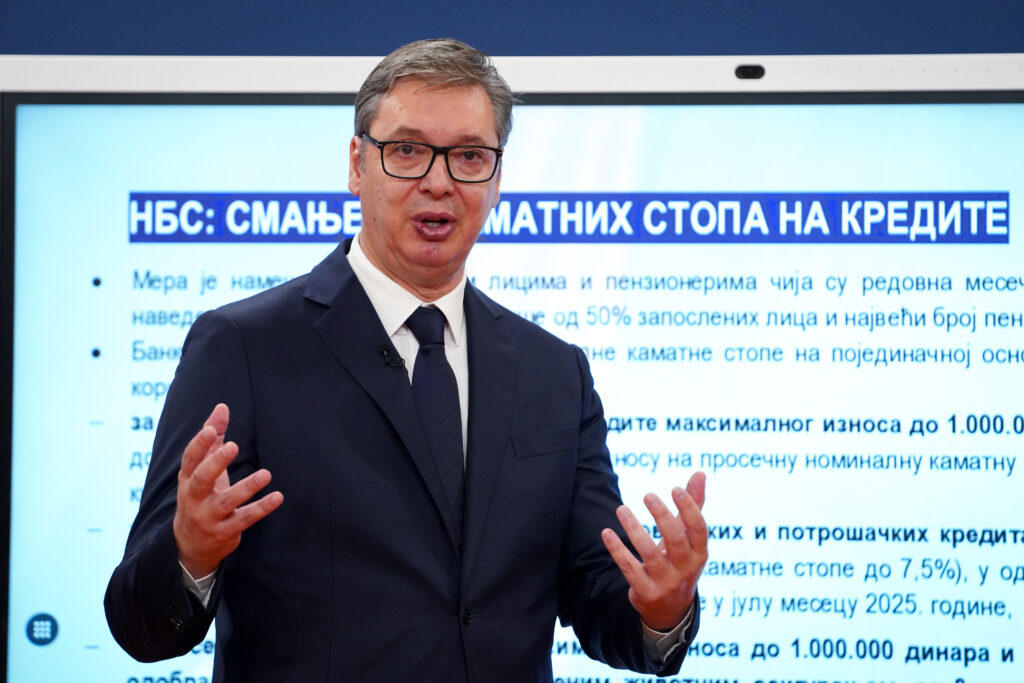 BOLJE ĆE SE ŽIVETI: Vučić najavio rast penzija i smanjenje cena