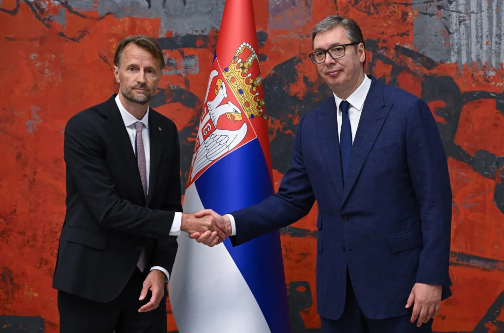 RADUJEM SE OTVORENOM DIJALOGU I PLODONOSNOJ SARADNJI: Vučić primio akreditivno pismo novog ambasadora EU