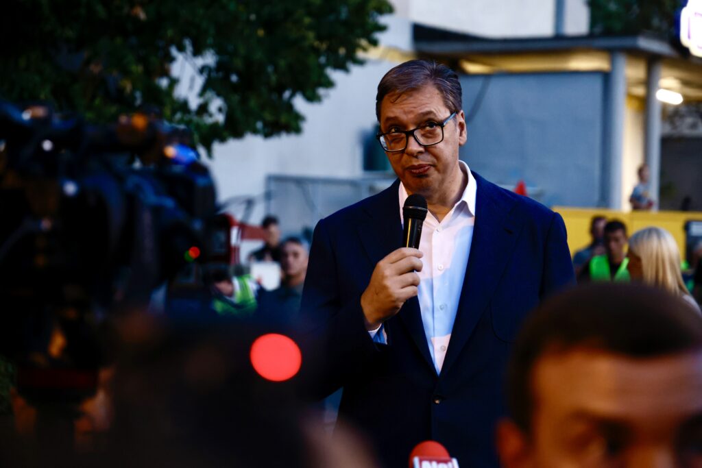 DOBRE VESTI ZA PROSVETNE I ZDRAVSTVENE RADNIKE: Vučić najavio povećanje plata od 1. oktobra