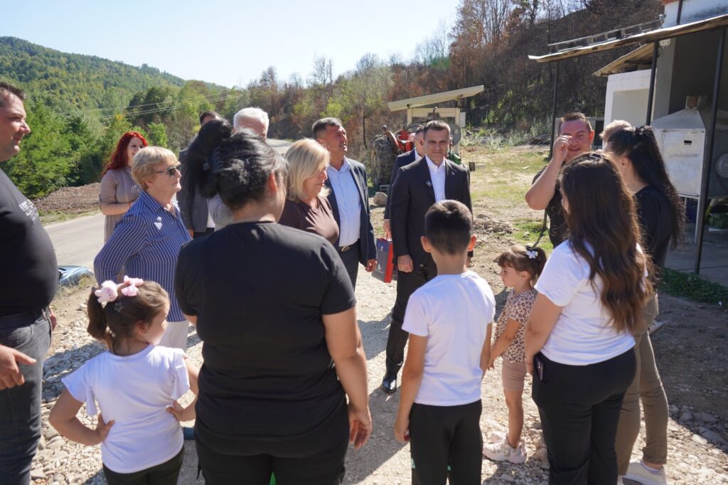 DIJASPORA POMAŽE KURŠUMLIJI: Porodice pogođene požarima dobile ugovore o donacijama