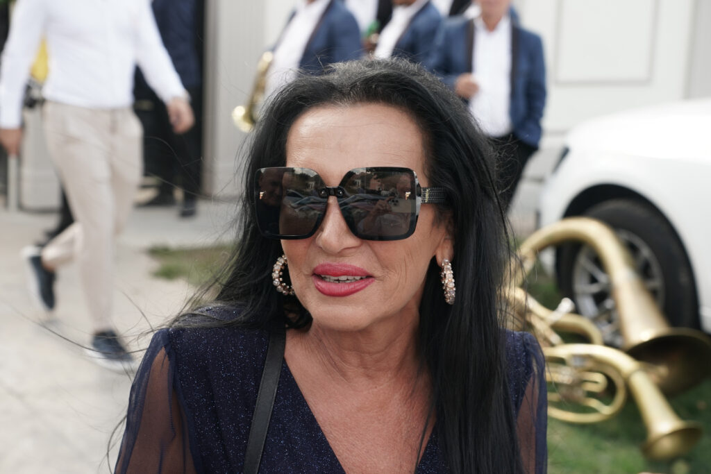 TRUDI SE DA IZGLEDA ŠTO MLAĐE: Goca Božinovska posetila estetskog hirurga