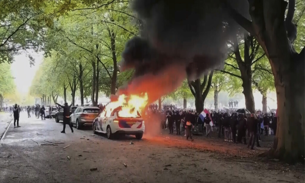 HAOS U HAGU: Policija suzavcem i vodenim topom rasterivala proteste