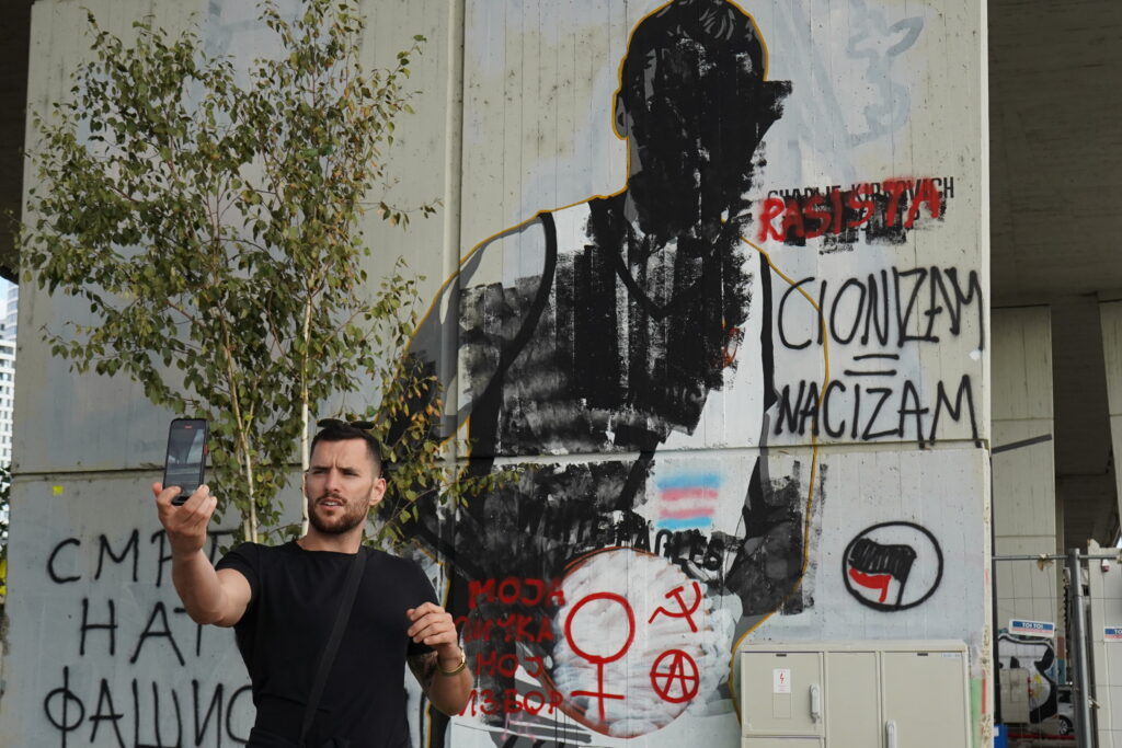 OSKRNAVLJEN MURAL ČARLIJU KIRKU U BEOGRADU: CZDS optužuje radikalne levičare