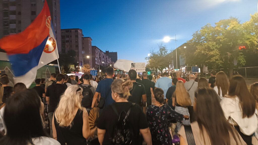 BEOGRAD BLOKIRAN ZBOG ŠETNJE: Saobraćaj zaustavljen dok srednjoškolci i studenti protestuju ulicama grada