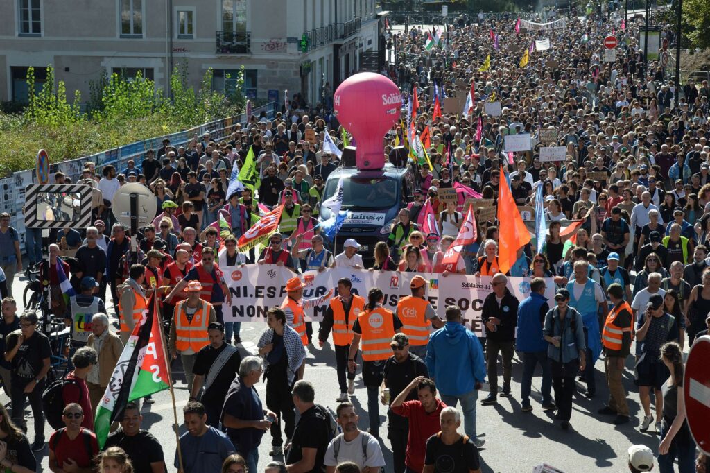 FRANCUSKA NA NOGAMA: Policija razbija blokade širom zemlje tokom protesta