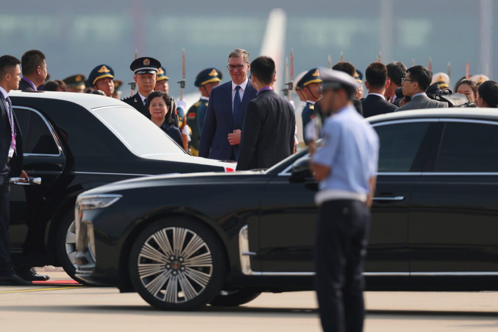 DIJALOG JE PUT, NASILJE NE DOLAZI U OBZIR: Vučić iz Pekinga o skupu protiv blokada