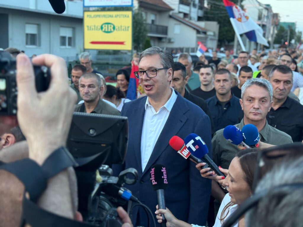NAJVAŽNIJE JE DA ČUVAMO MIR I STABILNOST: Vučić u Borči sa građanima protiv blokada