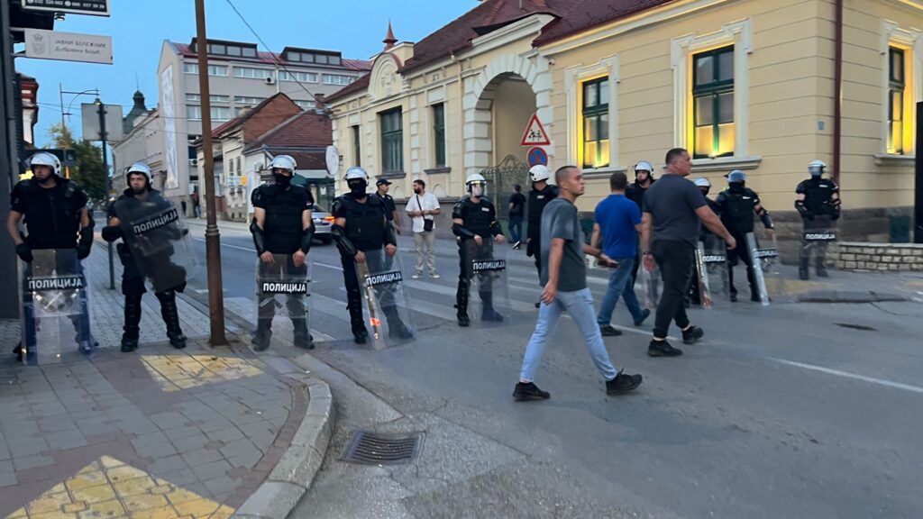 TENZIJE NA ULICAMA SRBIJE: Paralelni skupovi građana u Čačku, Šapcu i Nišu razdvojeni policijom