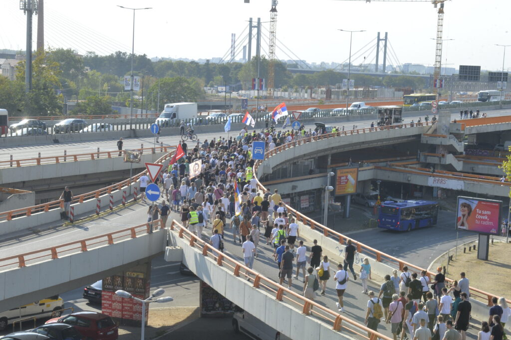 CRVENA FARBA I ŠLEMOVI: Protesti studenata u blokadi zbog policije