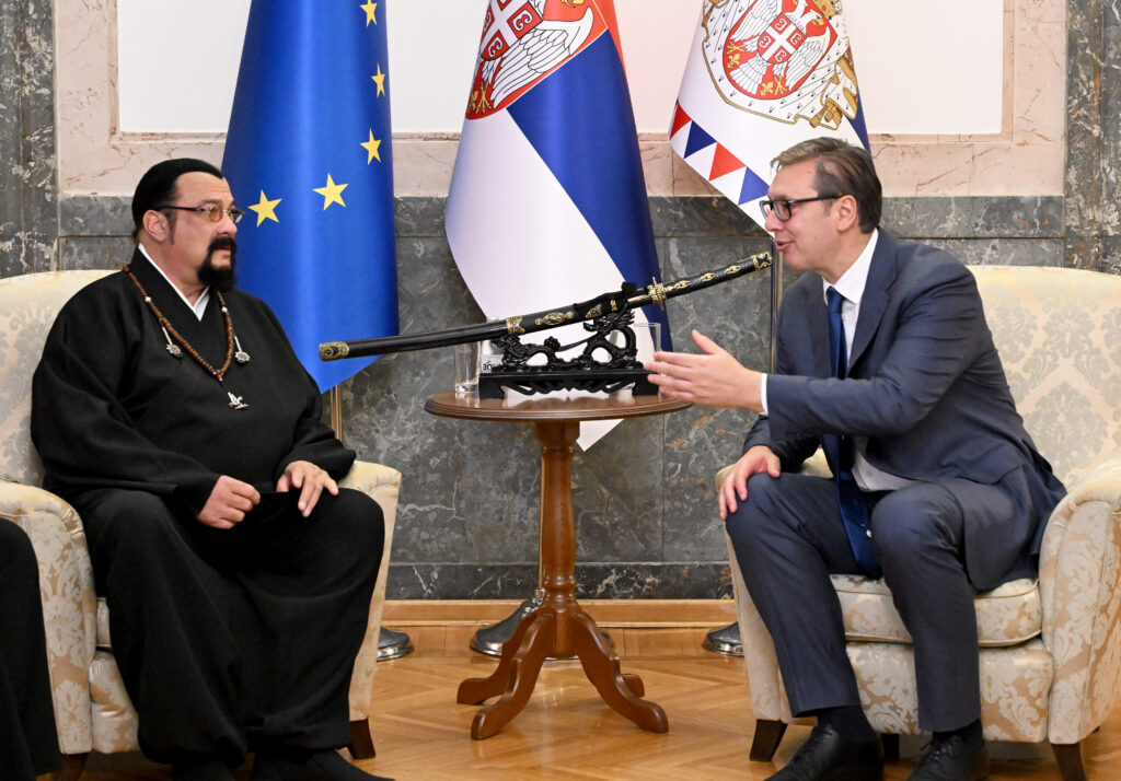 HOLIVUDSKI GLUMAC SNIMA FILM U SRBIJI: Aleksandar Vučić primio Stivena Sigala i njegovog sina
